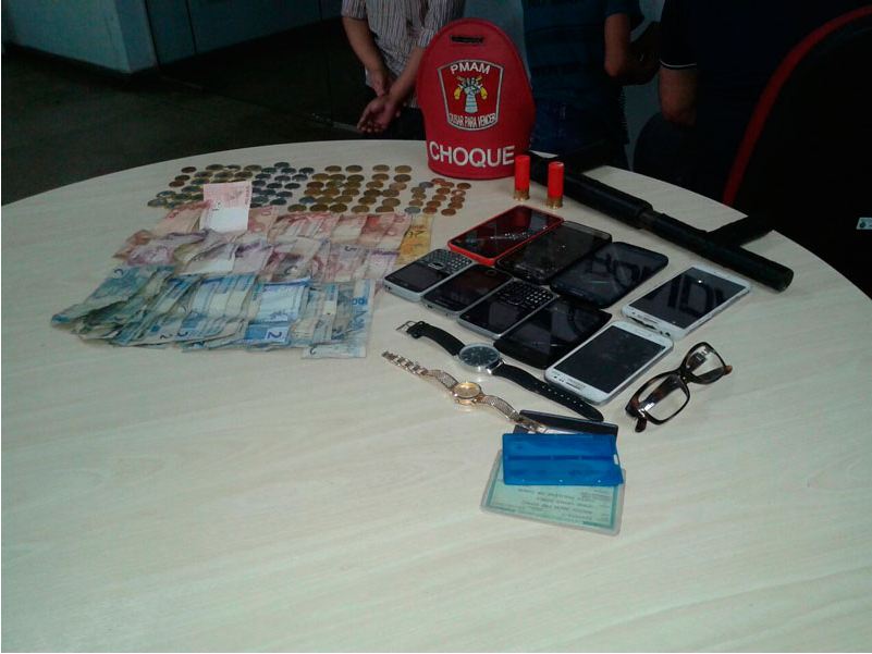 Dupla é presa após assaltar ônibus e fazer passageiros reféns em Manaus