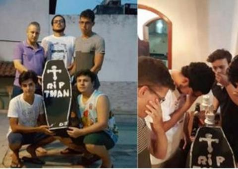 Indignados, turma faz 'funeral' para amigo que sumiu após começar a namorar