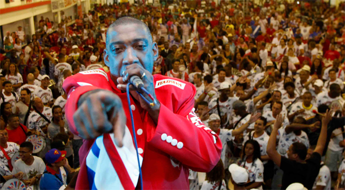 Ito Melodia canta sucessos do carnaval carioca no Baile do Hawaii em Manaus