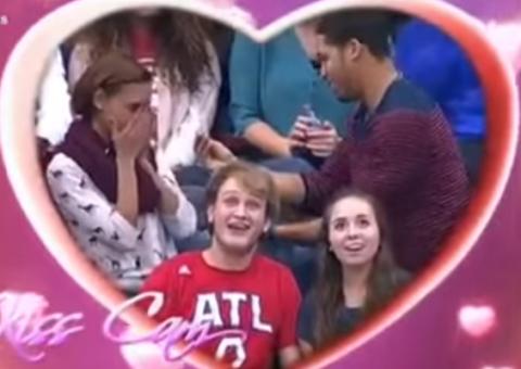 Homem pede namorada em casamento e o pior acontece