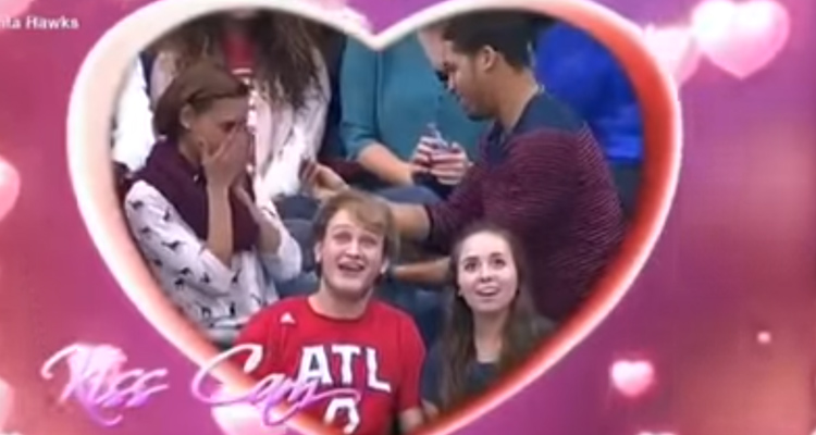 Homem pede namorada em casamento e o pior acontece