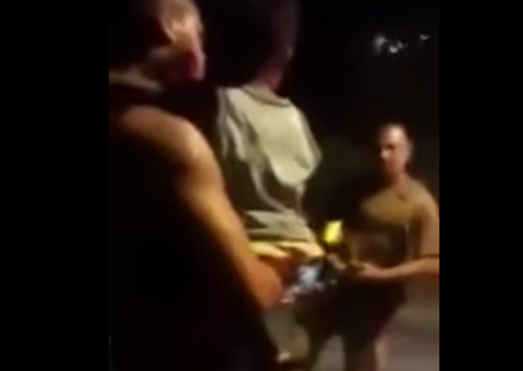 Durante abordagem, PM dá choque em homem com criança no colo e choca internautas 