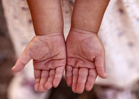 Criança de 5 anos é morta a pauladas enquanto voltava de passeio  