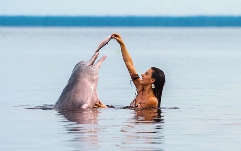  Ísis Valverde aparece deslumbrante como sereia brincando com boto em Manaus 