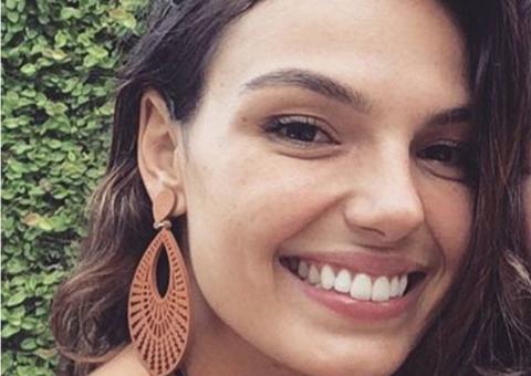  Ísis Valverde aparece deslumbrante como sereia brincando com boto em Manaus 