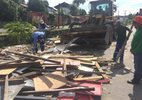 60 barracos de feira clandestina são retirados na zona Leste de Manaus