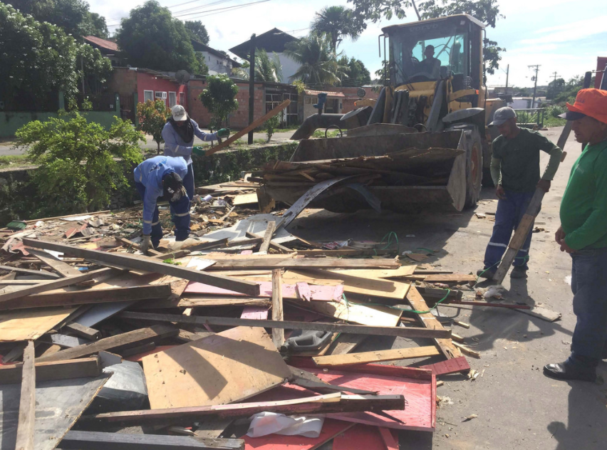 60 barracos de feira clandestina são retirados na zona Leste de Manaus