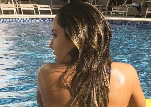 Montada em boia, Mulher Melão enlouquece seguidores com fio-dental minúsculo em piscina