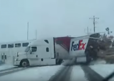 O impressionante momento em que trem parte caminhão no meio