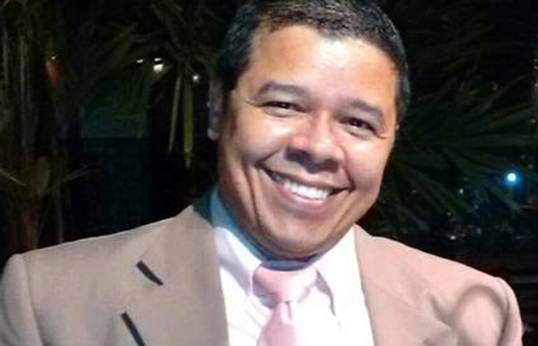 Bandidos confundem Bíblia com arma e atiram em pastor durante assalto 