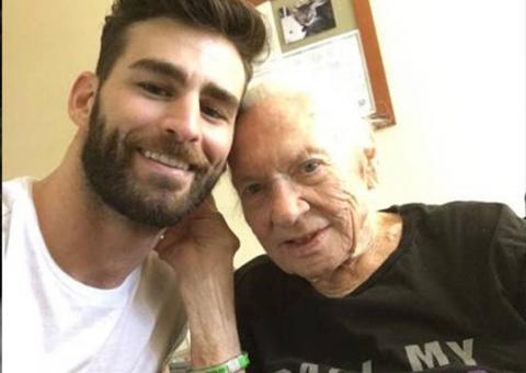  Ator 'adota' vizinha idosa com câncer que vivia sozinha