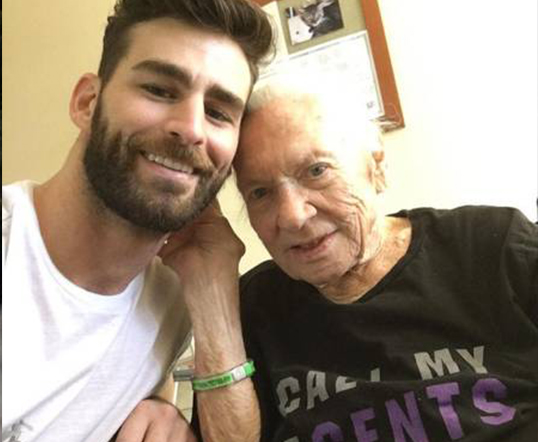  Ator 'adota' vizinha idosa com câncer que vivia sozinha