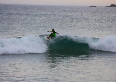 Pai faz registro de filho surfando e percebe tubarão pronto para atacar 