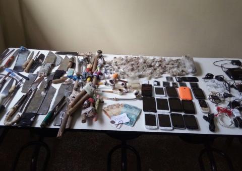 Nova revista no CDPM encontra celulares, drogas e facas com detentos