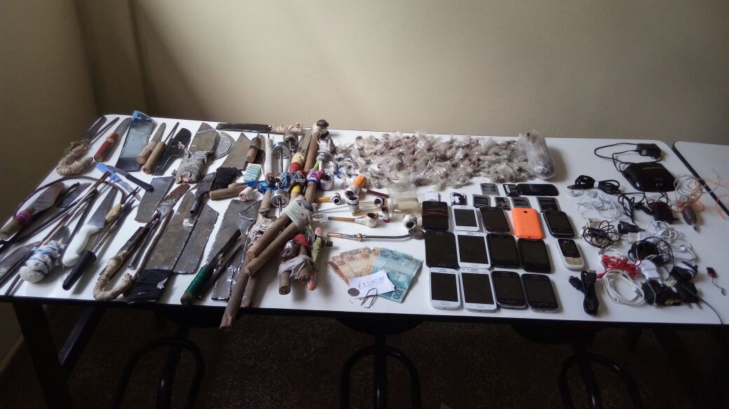 Nova revista no CDPM encontra celulares, drogas e facas com detentos