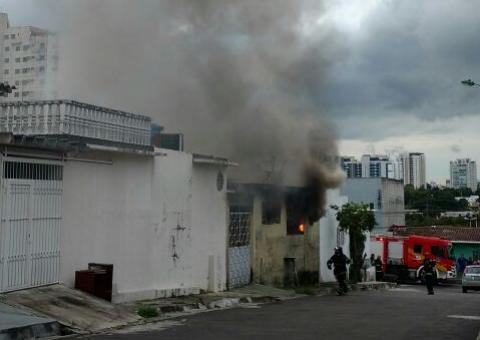 Casa pega fogo misteriosamente em Manaus
