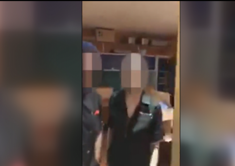 Cliente flagra funcionários de pizzaria fazendo sexo e posta vídeo no Facebook