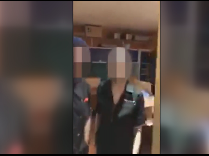 Cliente flagra funcionários de pizzaria fazendo sexo e posta vídeo no Facebook
