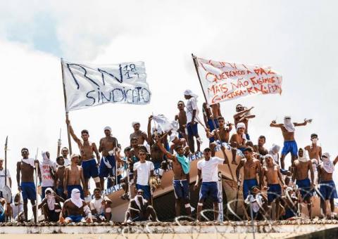  Após 13 dias de motim, agentes tentam retomar controle no presídio de Alcaçuz 