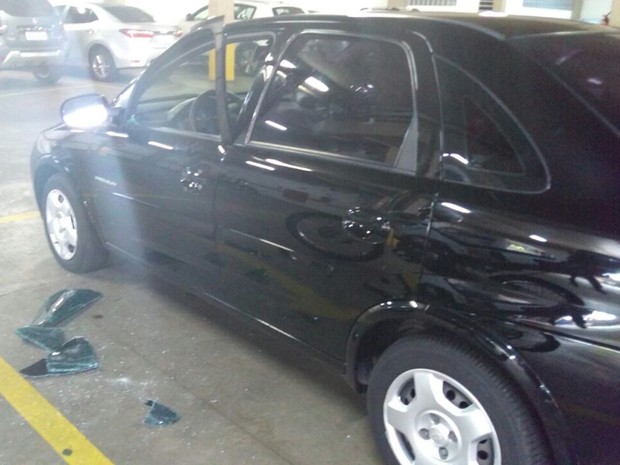 Mãe se atrapalha com as compras e acaba trancando bebê de dois anos em carro 