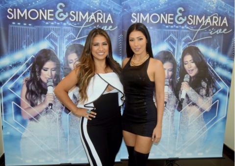 Simaria usa vestido curtíssimo em show e acaba mostrando demais