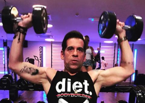 Mais sarado do que nunca Leandro Hassum exibe veias saltadas em braço 'Vida nova’