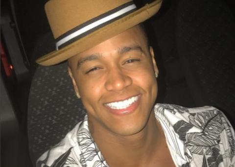 Léo Santana sensualiza em foto só de toalha ‘gigante' 