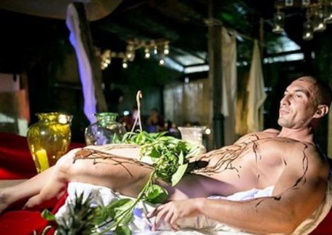 Restaurante causa polêmica por servir comida em cima de modelos nus