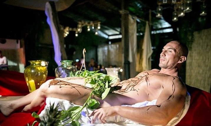 Restaurante causa polêmica por servir comida em cima de modelos nus