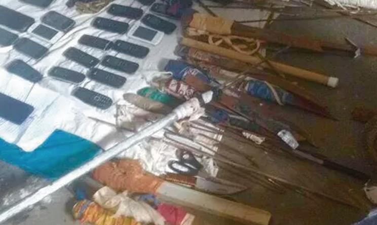 Celulares, facas e revólver são encontrados em Alcaçuz após intervenção