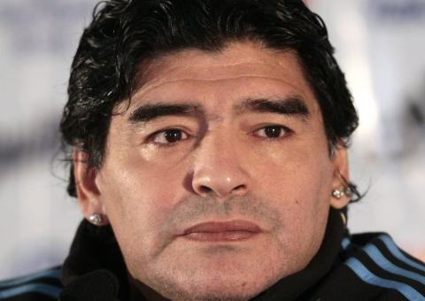 Maradona revela que se envolveu com drogas no Barcelona