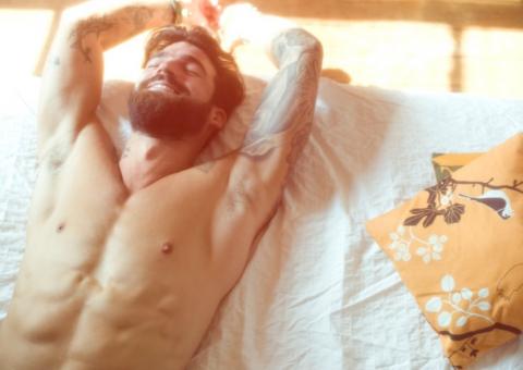 Pessoas que passam mais tempo peladas são mais felizes, aponta estudo