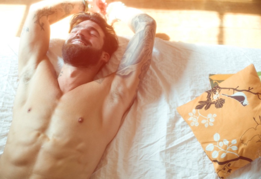 Pessoas que passam mais tempo peladas são mais felizes, aponta estudo