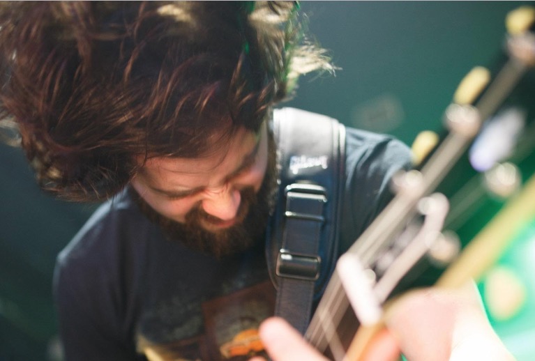 Acústico com Frank Bessa é a pedida do SabbaRock do Porão