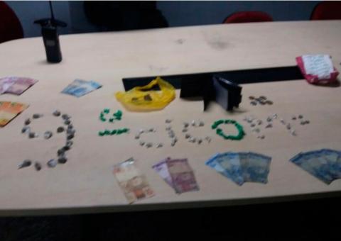 Quarentão é preso vendendo drogas em campo de futebol em Manaus