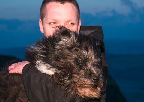 Homem faz despedida comovente antes de sacrificar o seu cachorro 