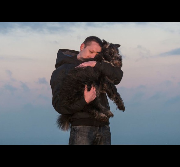 Homem faz despedida comovente antes de sacrificar o seu cachorro 