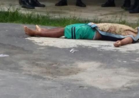 Dupla em moto sai atirando e mata 2 em Manaus