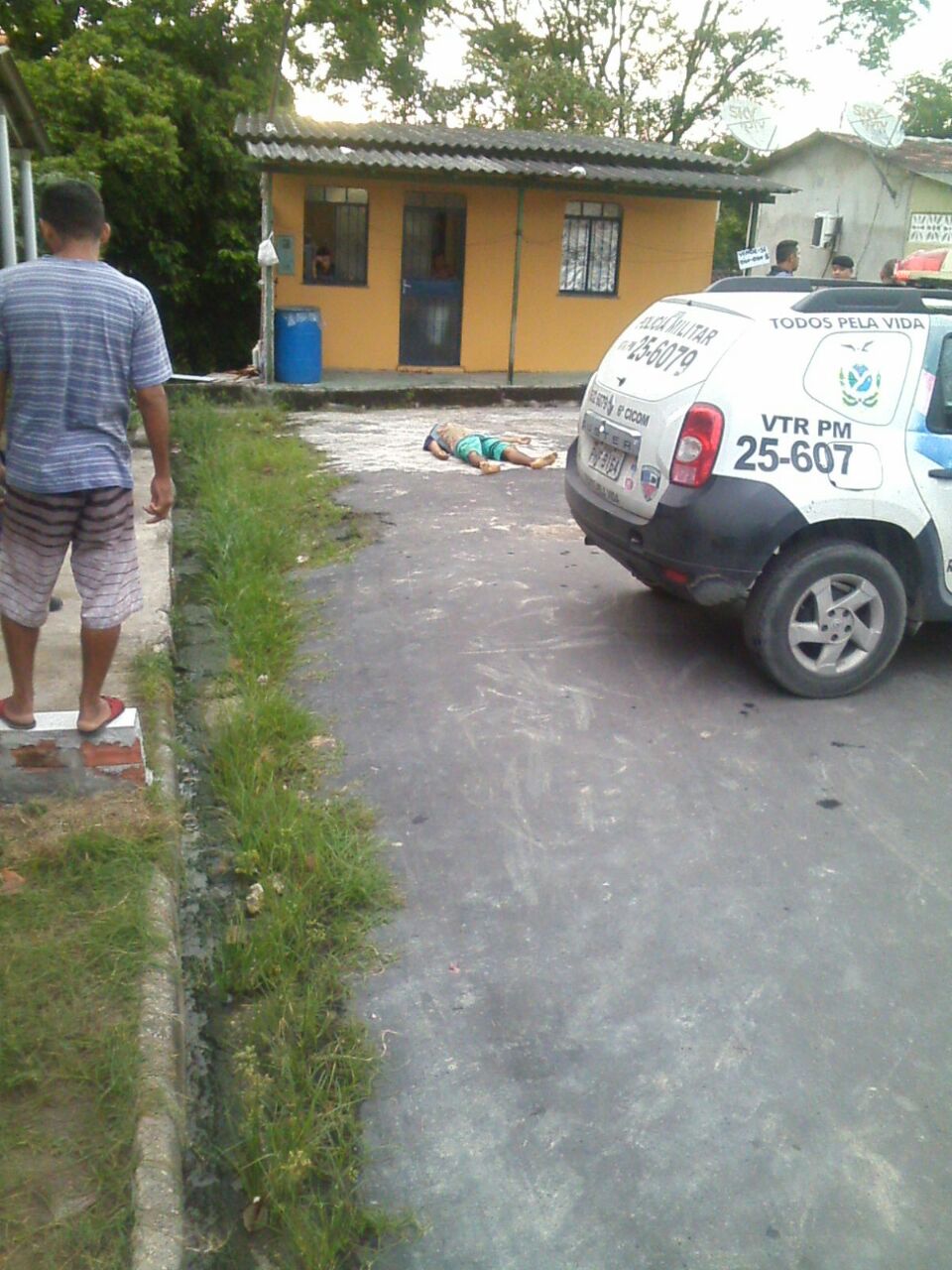 Dupla em moto sai atirando e mata 2 em Manaus