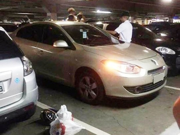 Criança é deixada uma hora trancada pelo pai dentro de carro em shopping
