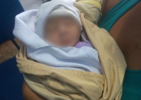  Recém-nascida é salva de se afogar em caixa d'água