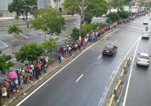 Mutirão da DRT para regularização de Carteira de Trabalho forma fila quilométrica em Manaus 