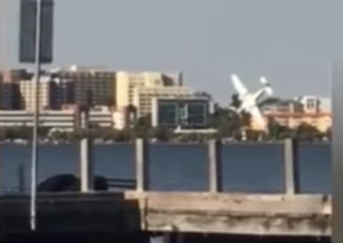 VÍDEO: Avião cai em rio da Austrália diante de milhares de pessoas