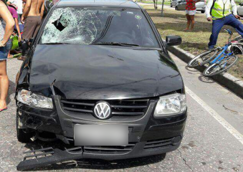 Andando de bicicleta, criança sofre grave acidente após ser atropelada por carro em Manaus