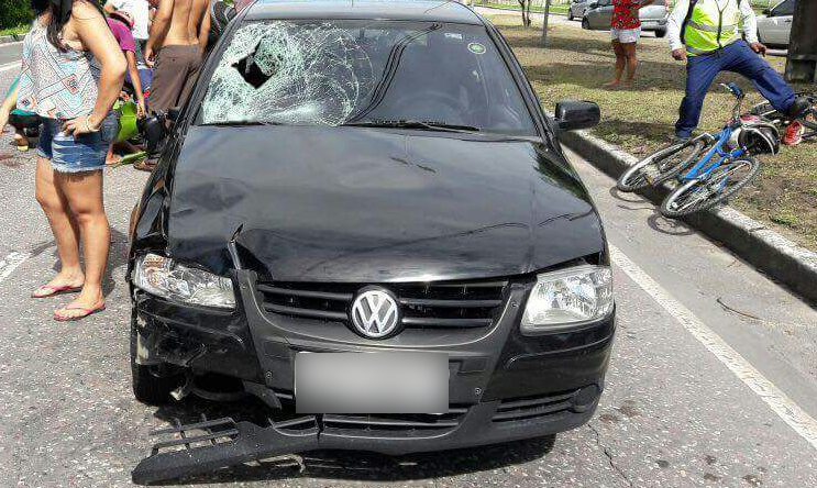 Andando de bicicleta, criança sofre grave acidente após ser atropelada por carro em Manaus