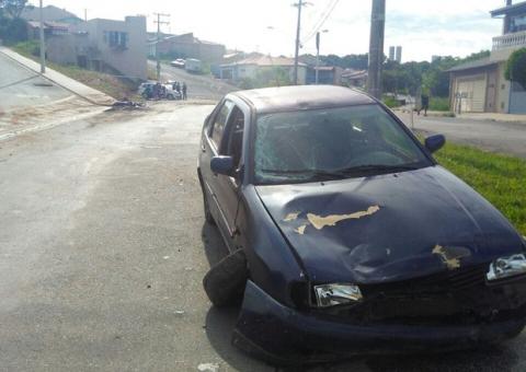 Homem atropela moto e chuta cabeça da ex-mulher; imagens chocantes