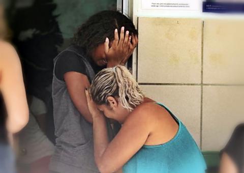   Sem presença de famosos, familiares se despedem de Russo 