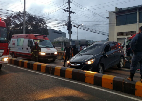 Homem fica preso às ferragens após colisão com 'dente de dragão' em Manaus