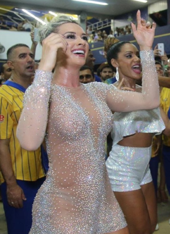 Sem sutiã, Juju Salimeni cai no samba; vestido dá 'subidinha' e mostra demais 