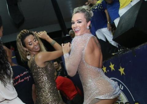 Sem sutiã, Juju Salimeni cai no samba; vestido dá 'subidinha' e mostra demais 